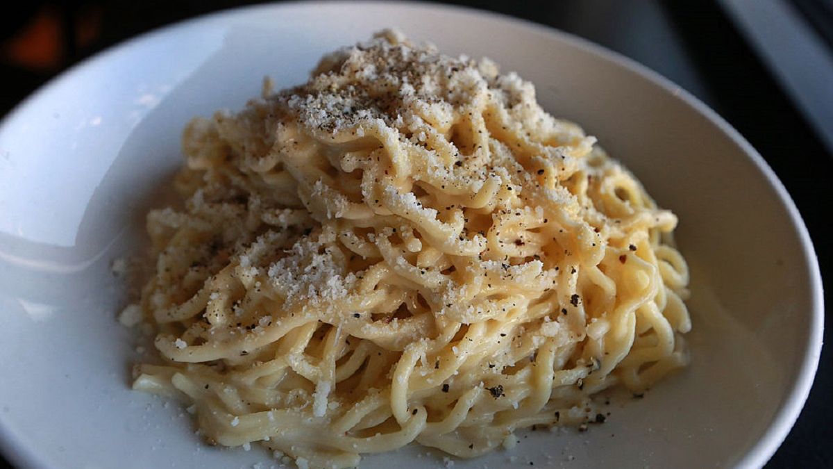Spaghetti cacio e pepe to szalenie proste danie, które wykonasz w 10 minut. 