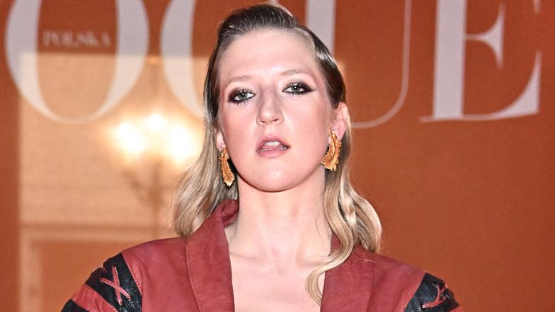 Lara Gessler pozuje topless, zasłaniając się torebkę