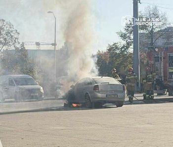 Warszawa: Pożar samochodu osobowego na parkingu centrum handlowego
