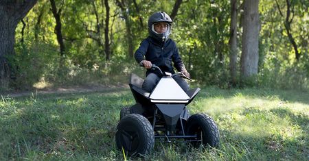 Tesla Cyberquad to idealny prezent dla dziecka. Niestety nie jest tani