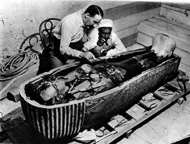 Howard Carter przy pracy. W jego przypadku klątwa była zupełnie nieskuteczna - zmarł dopiero w 1939 roku