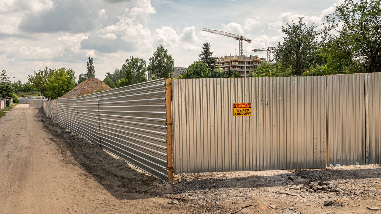 Tarnobrzeg: Remont ogrodzenia na cmentarzu wojennym