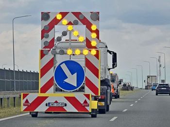 Jordanowo: Ciężarówka wjechała w pojazd drogowców na autostradzie A2