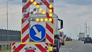 Jordanowo: Ciężarówka wjechała w pojazd drogowców na autostradzie A2