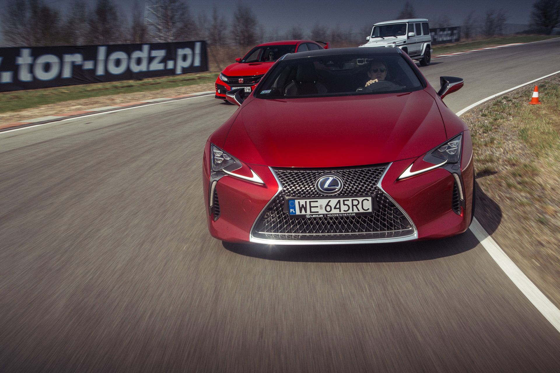 Lexus LC500h jest na tor odrobinę zbyt ciężki... to jednak ekologiczne, wygodne GT, a nie trackday'owy wymiatacz. Chociaż jest potwornie szybki i potrafi "pójść bokiem"
