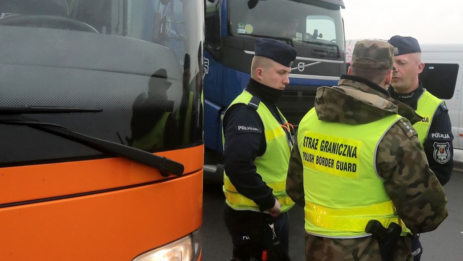 Polska przywraca kontrole na odcinkach granicy z Niemcami i Litwą. Kontrole nie będą dotyczyły wszystkich przejść, a jedynie wybranych odcinków drogowych, kolejowych i pieszych. Branża transportowa jest zaniepokojona tymi działaniami