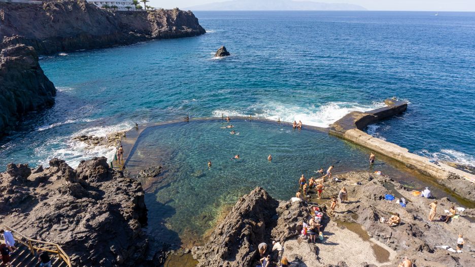 Naturalne baseny Isla Cangrejo są popularną atrakcją Los Gigantes na Teneryfie