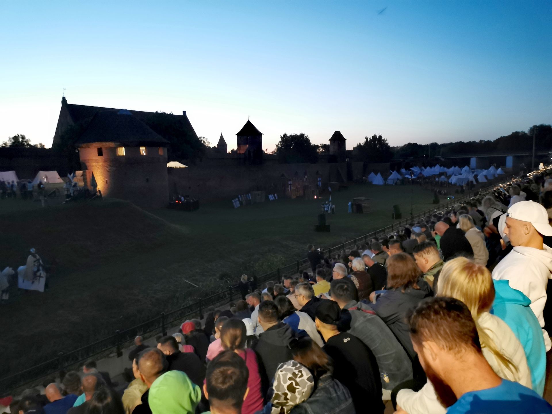 Mimo późnej nocy inscenizacji przyglądają się tysiące ludzi