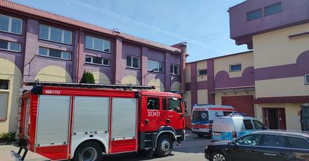 Wypadek na linii produkcyjnej w fabryce słodyczy. Maszyna wciągnęła rękę pracownika