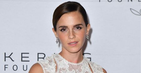 Emma Watson w białej sukni. Gdy się odwróciła, zaskoczyła wszystkich
