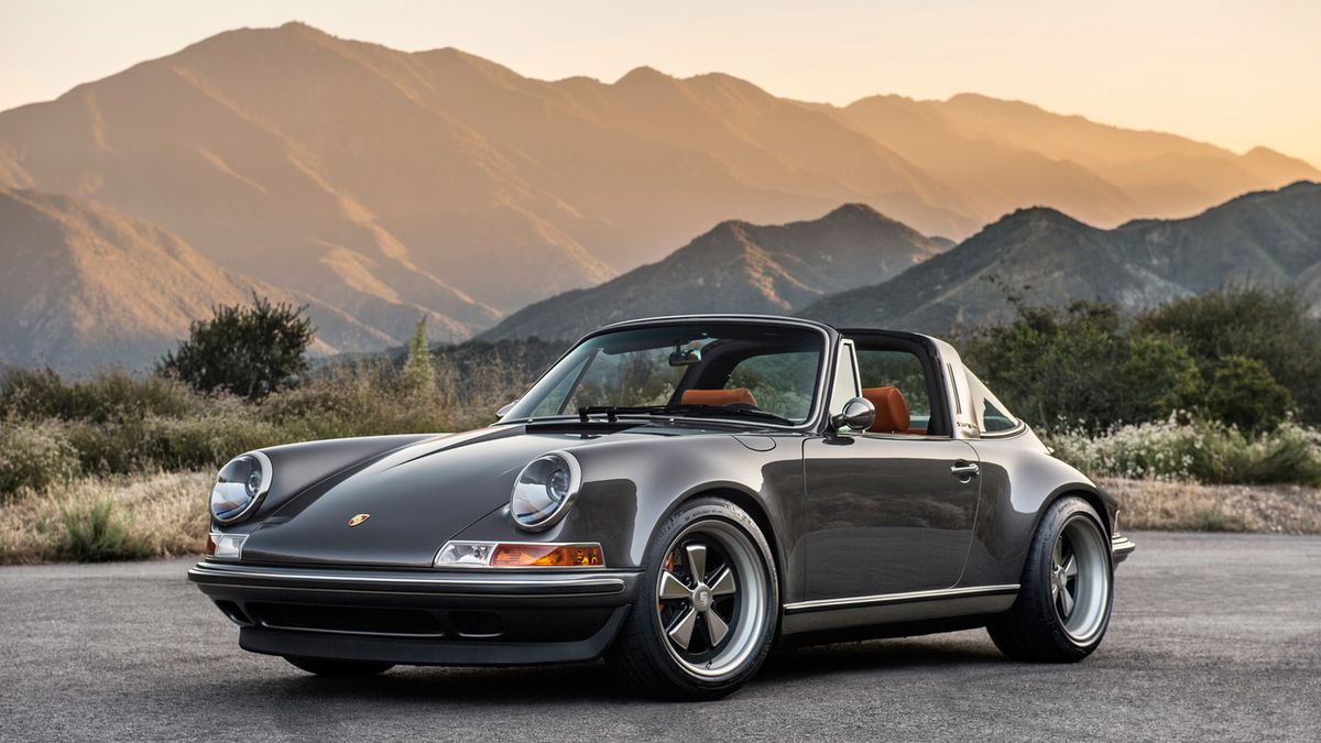 Widoczne na zdjęciach auto to nie tylko pierwsza Targa odrestaurowana przez Singera. To także jeden z pierwszych egzemplarzy z 4-litrowym bokserem. Silnik ten rozwija tu blisko 400 KM i 427 Nm.