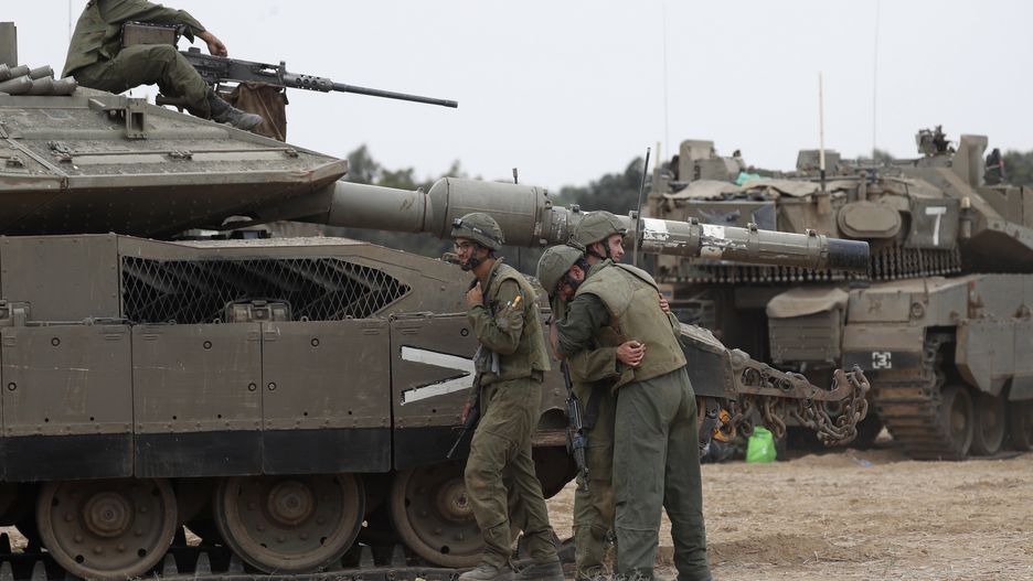 Israeli soldiers react next to military vehicles as they gather at an area along the border with Gaza, southern Israel, 09 October 2023. The Israeli army announced on 09 October, it carried out over 500 strikes on targets across the Gaza Strip overnight. Palestinian officials said almost 500 people were killed, including 91 children, and over 2,700 were injured after Israel launched retaliatory raids and air strikes in the Palestinian enclave. An unprecedented attack on southern Israel on 07 October claimed by the Islamist movement Hamas killed more than 700 Israelis and left over 2,150 injured, the Israeli army said. EPA/ATEF SAFADI Dostawca: PAP/EPA.