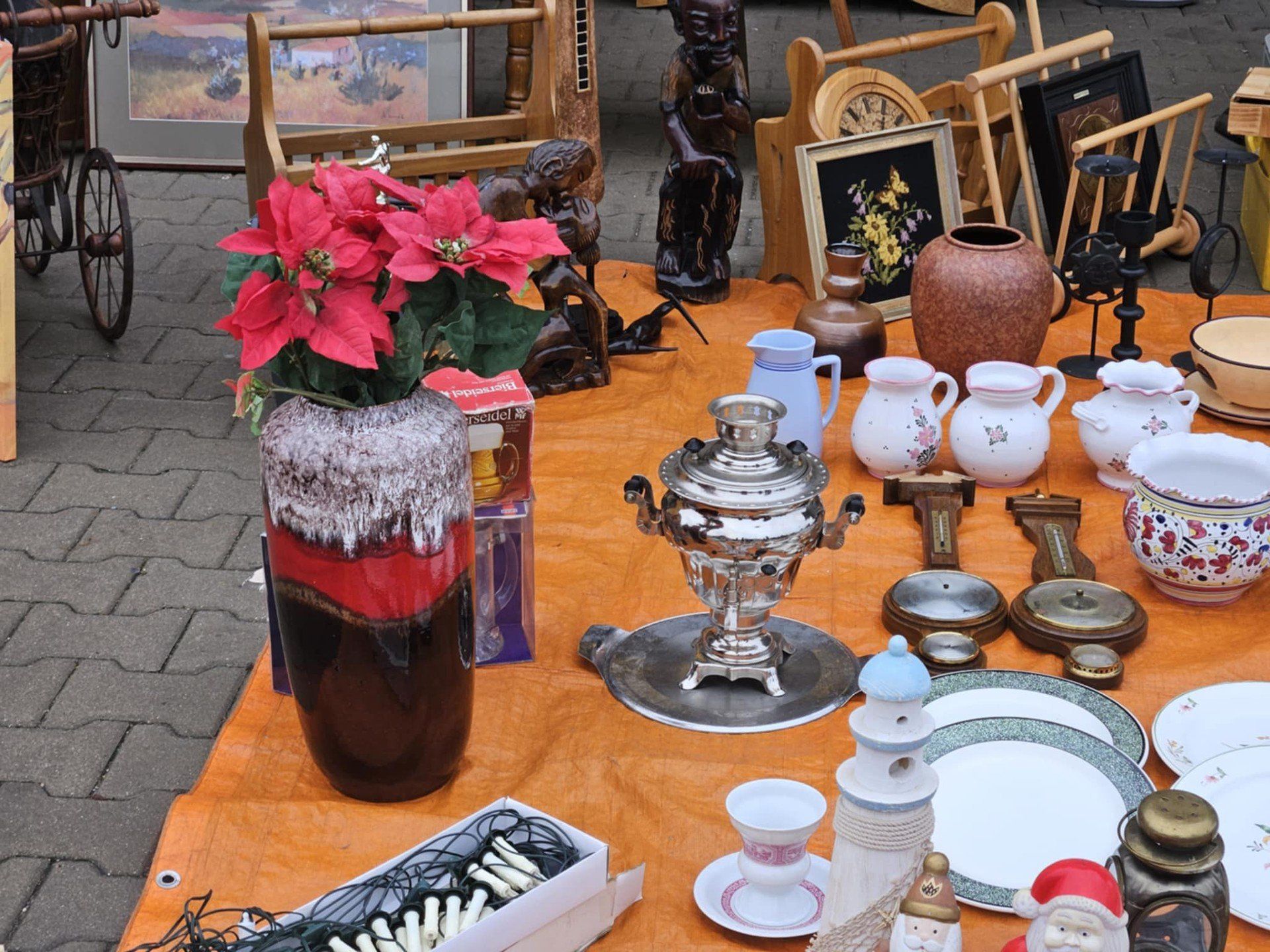 Niedzielne giełdy przy Andersa w Białymstoku oferują prawdziwą różnorodność: od produktów spożywczych, przez starocie, aż po używane samochody