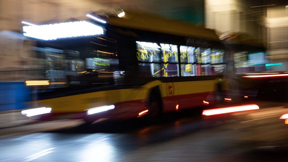 Warszawa. W nocy samochód osobowy zderzył się z autobusem