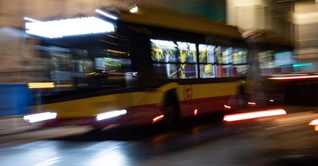 Warszawa. Czołowe zderzenie samochodu z autobusem. Jeden z kierowców pijany