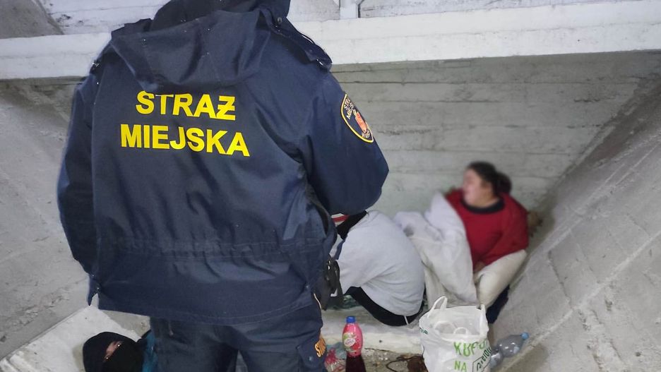 Strażnicy pomogli bezdomnej kobiecie w ciąży