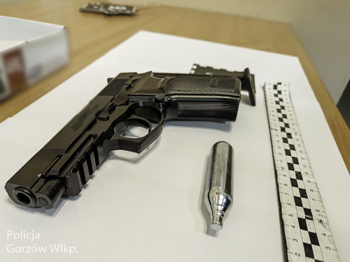 Ranna kobieta po strzałach oddanych z auta.