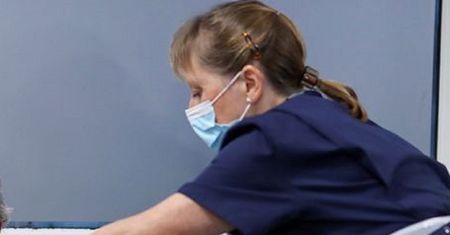Pielęgniarka pomagała chorym na COVID-19. Los się do niej uśmiechnął