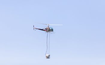 Alarm w Alpach. Woda dociera do schronisk helikopterami