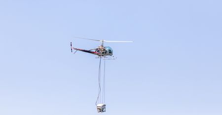 Alarm w Alpach. Woda dociera do schronisk helikopterami