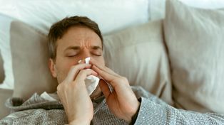 Co dzieje się z mózgiem po infekcji? Naukowcy porównali COVID i grypę