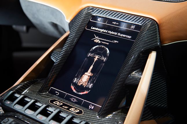 Grafika pokazująca działanie superkondensatora na ekranie centralnym Lamborghini Siån FKP 37 (fot. Lamborghini)