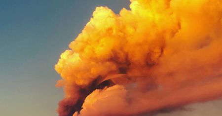 Erupcja wulkanu Etna na zdjęciach. Jest piękna i przerażająca jednocześnie