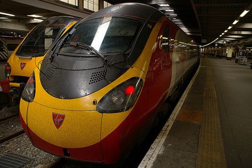 Pociąg (Fot. Flickr/mattbuck4950/Lic. CC by-sa)