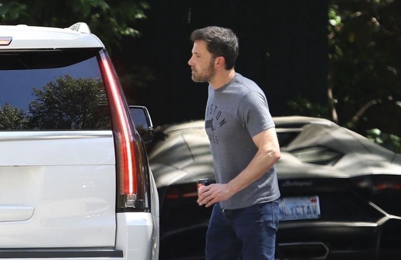 Ben Affleck wysiada z samochodu Jennifer Lopez po hotelem w Bel Air