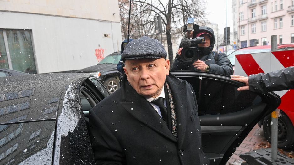 Warszawa, 11.12.2024. Prezes PiS Jarosław Kaczyński wysiada z samochodu przed budynkiem Prokuratury Okręgowej w Warszawie, 11 bm. Jarosław Kaczyński został wezwany w celu złożenia zeznań ws. śledztwa dotyczącego nadużyć w Funduszu Sprawiedliwości. Śledczy zamierzają zapytać go m.in. o list skierowany do byłego ministra sprawiedliwości Zbigniewa Ziobro. (amb) PAP/Piotr Nowak