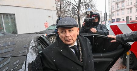 Kaczyński zeznaje. Zwrócił się wcześniej do dziennikarzy