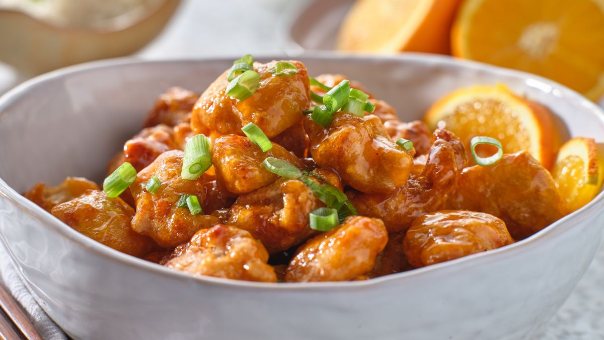 Kurczak w sosie pomarańczowym idealnie pasuje do wakacyjnej aury