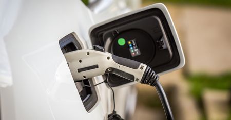 Samochód elektryczny w bloku. Ile kosztuje instalacja i ładowanie?