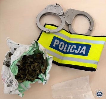 Pił alkohol w miejscu objętym zakazem i próbował uciec. 43-latek był poszukiwany, miał przy sobie narkotyki