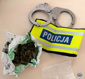 Pił alkohol w miejscu objętym zakazem i próbował uciec. 43-latek był poszukiwany, miał przy sobie narkotyki
