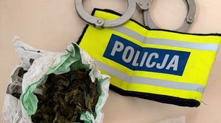 Pił alkohol w miejscu objętym zakazem i próbował uciec. 43-latek był poszukiwany, miał przy sobie narkotyki