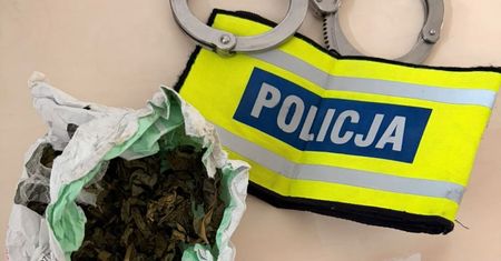 Pił alkohol w miejscu objętym zakazem i próbował uciec. 43-latek był poszukiwany, miał przy sobie narkotyki