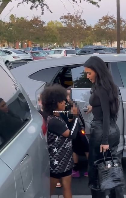 Syn Kim Kardashian pokazał paparazzi środkowego palca