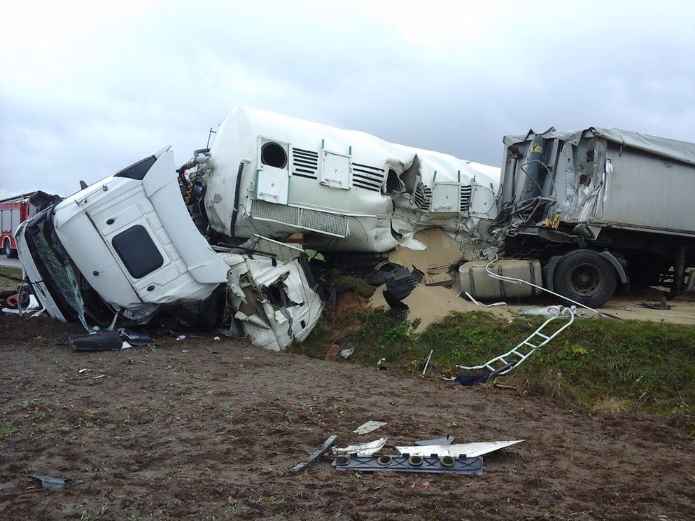 Puchały Stare: Zderzenie dwóch ciężarówek. Kierowcy w szpitalu