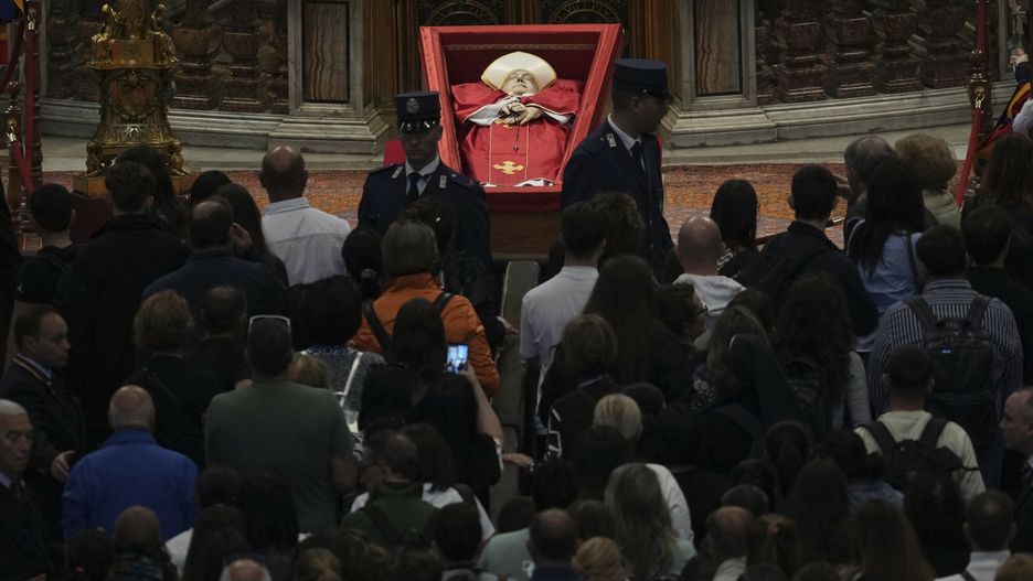 Cia?o papie?a Franciszka wystawione w Bazylice ?wi?tego Piotra
People line up to pay their respects to Pope Francis lying in state, inside St. Peter's Basilica, at the Vatican, Friday, April 25, 2025. (AP Photo/Andrew Medichini)
Andrew Medichini