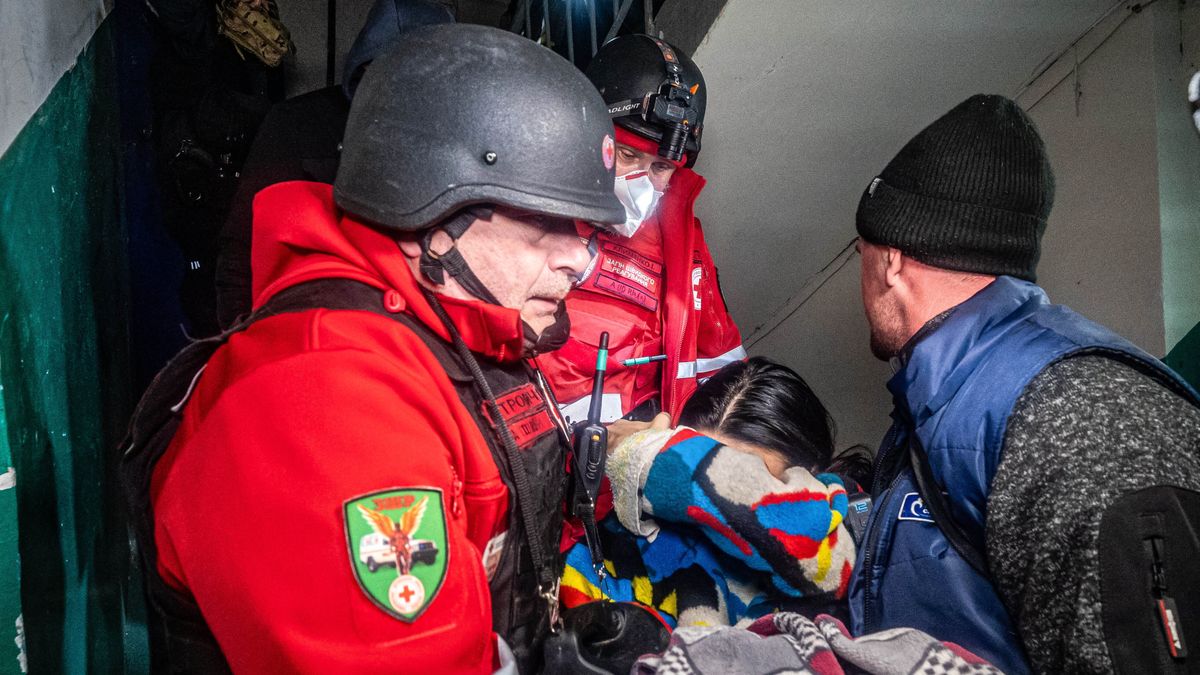 Zniszczenia po rosyjskim ataku rakietowym na Ukrainę. Ratownicy