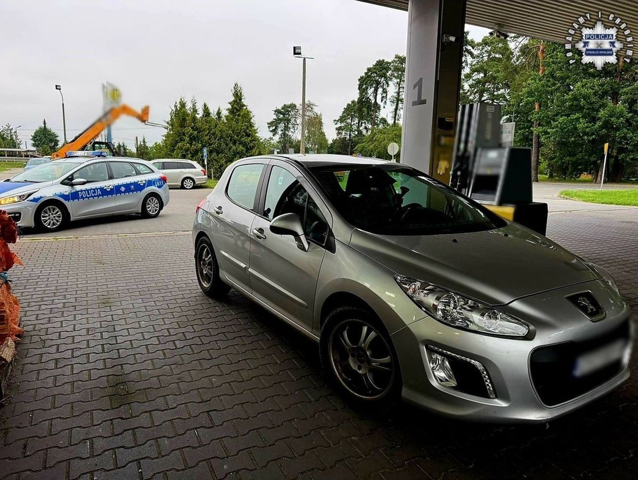 Strzelce Opolskie: Niedopity 57-latek przyjechał na stację po butelkę wódki. Pracownicy zabrali mu kluczyki i wezwali policję