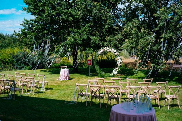 Dekoracje ślubu plenerowego w prywatnym ogrodzie Pary Młodej - kwiaciarnia Pokusa fot. Marcin Chruściel