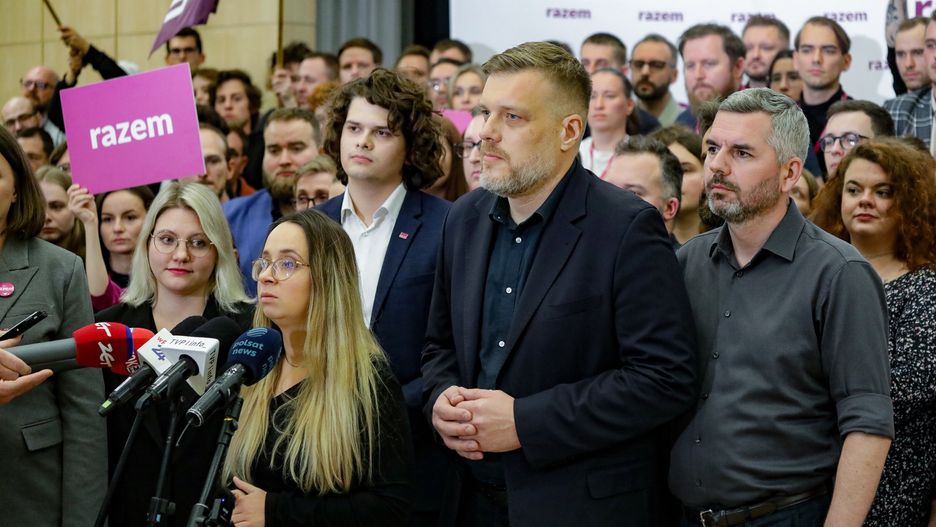 Adrian Zandberg, Maciej Konieczny, Marcelina Zawisza, Aleksandra Owca
Warszawa, 27.10.2024. Wsp�przewodnicz�cy Partii Razem Adrian Zandberg (3P), pos�owie ugrupowania Maciej Konieczny (2P) i Marcelina Zawisza (4L) oraz krakowska radna Aleksandra Owca (3L) podczas konferencji prasowej w�adz oraz parlamentarzyst�w partii Razem w Warszawie, 27 bm. Kongres partii Razem zdecydowa� o opuszczeniu parlamentarnego klubu Lewicy i utworzeniu sejmowego ko�a partii Razem. (amb) PAP/Tomasz Gzell
Tomasz Gzell
Kongres Partii Razem, konwencja, Partia Razem, Partii Razem, polityk, polityka, kongres kongresu