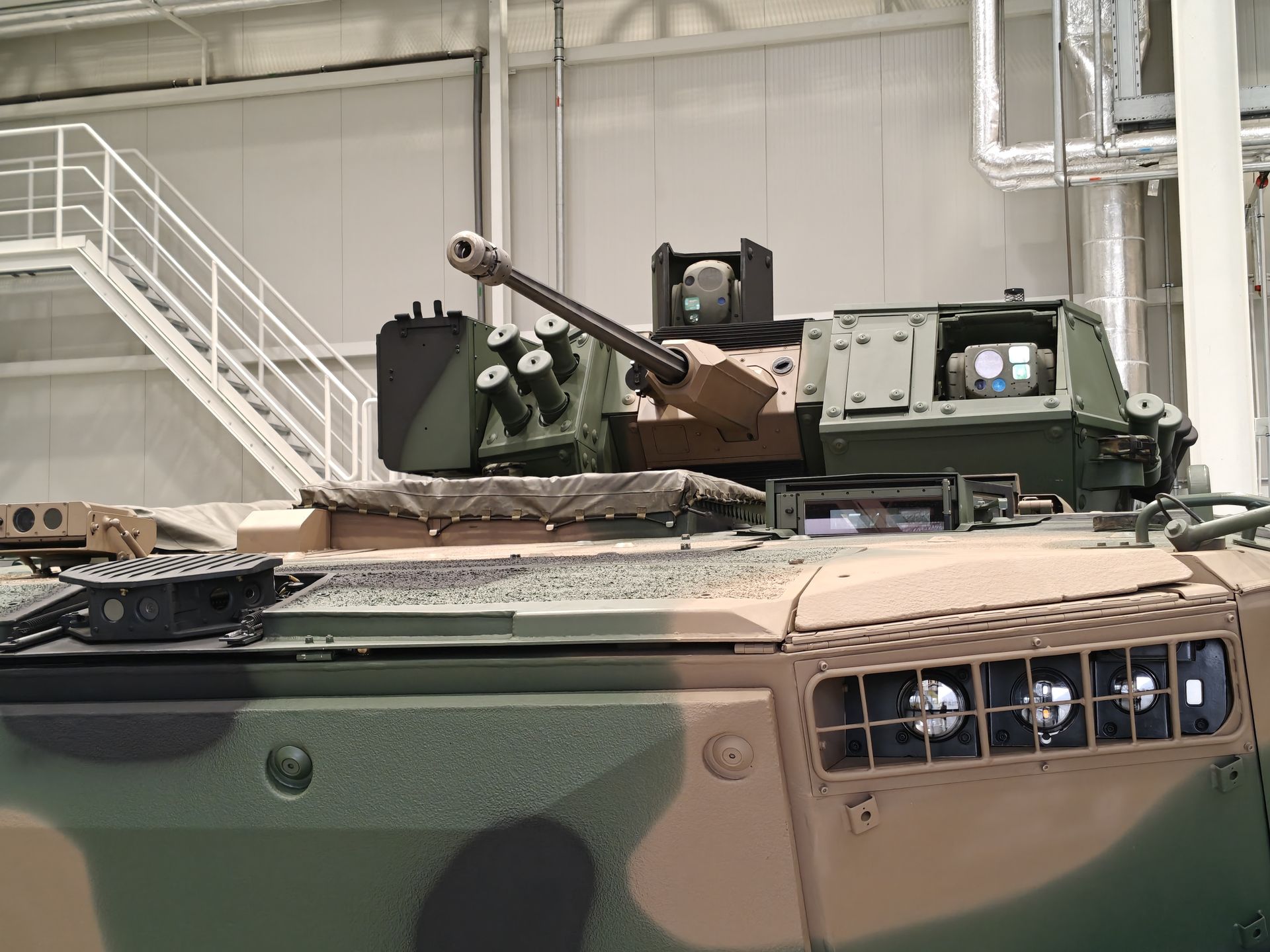 Zbliżenie na wieżę Borsuka wraz z głowicami obserwacyjnymi