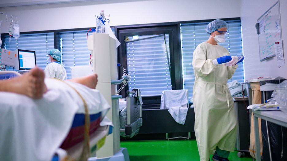 AACHEN, GERMANY - APRIL 09: Medical staff wearing protective masks attend to patients with coronavirus (COVID-19) at the intensive care unit of Aachen University Hospital on April 9, 2020 in Aachen, Germany. While the number of cases of Covid-19 infection is continuing to rise in Germany, the rate has slowed to a current doubling rate of over 14 days, giving many people hope that restrictions on public and commercial life imposed by authorities as a means to slow the spread of the coronavirus are having a significant effect. (Photo by Sascha Schuermann/Getty Images)