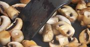 Pieczarki nie podejdą wodą i nie stracą całego smaku. Przestrzegaj jednej zasady przy smażeniu