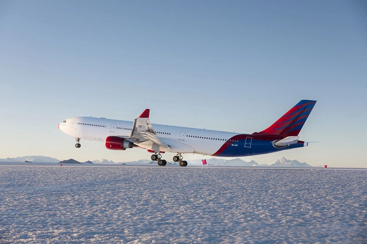 Historyczny moment w lotnictwie polarnym. Airbus A330 lądował na lodzie