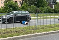 Mężczyzna leżał na jezdni. Samochody mijały go "na centymetry"