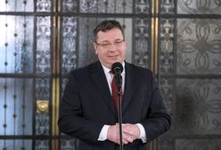 Minister Wójcik śpiewa w studiu. "Zamienił się w Binga Crosby'ego i Elvisa Presleya"